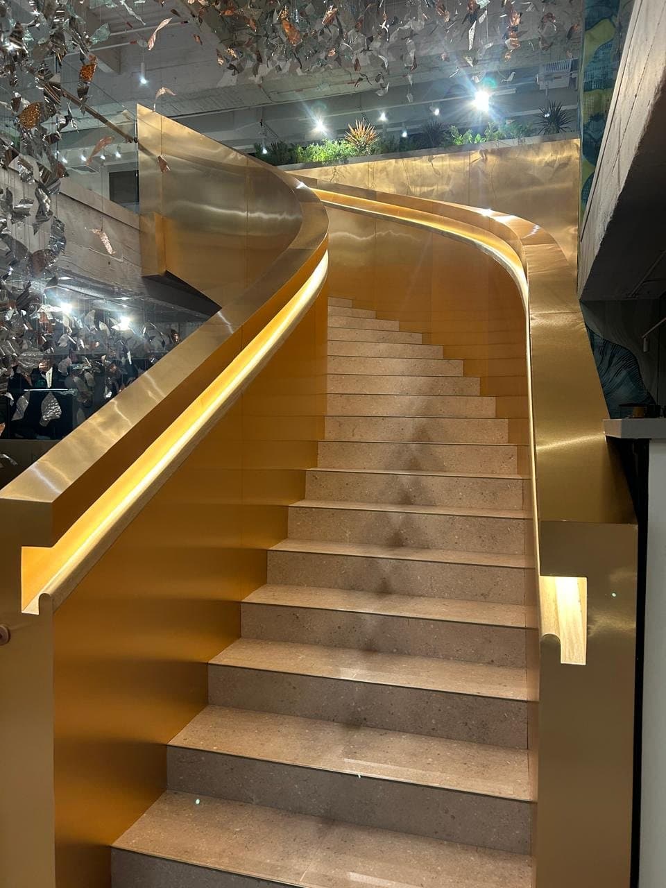 Escalera arquitectónica a la vista